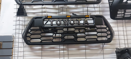 Parrilla Tacoma con luz de día ámbar/blanca letras TOYOTA 2016 - 2023